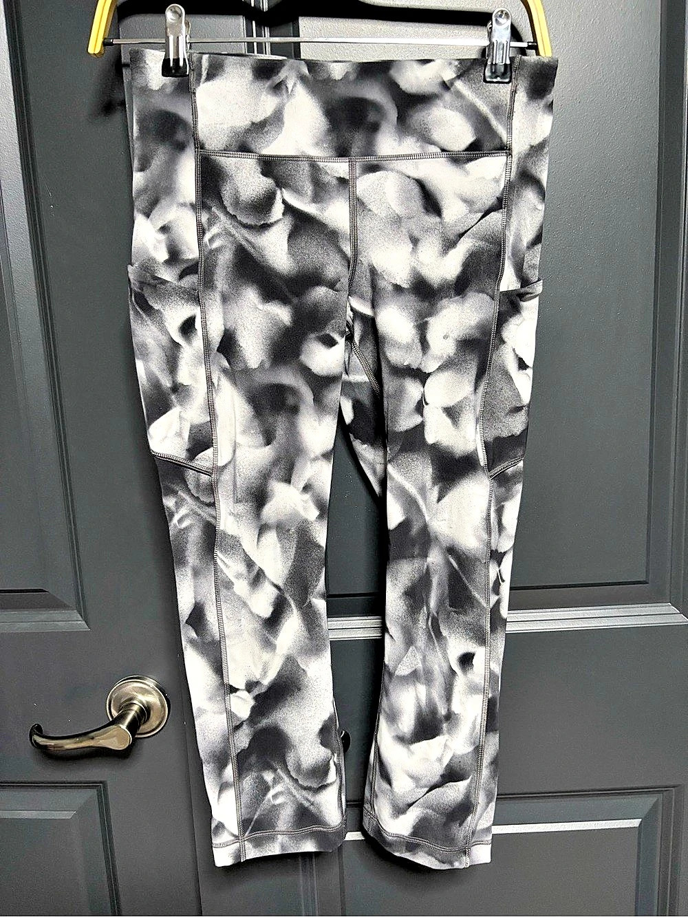lululemon Speed Up Crop (21") ) Leggings Black & White Size 6